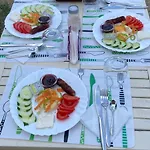 Blissful Family And Cozy بيت شباب *
